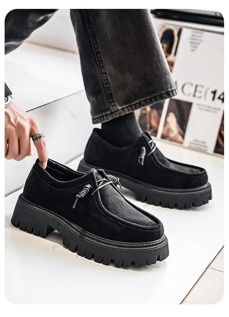 Baskets décontractées à plateforme en suède à semelle épaisse pour hommes en noir, au design de mocassins, avec des semelles en caoutchouc épaisses à texture et des lacets tressés.