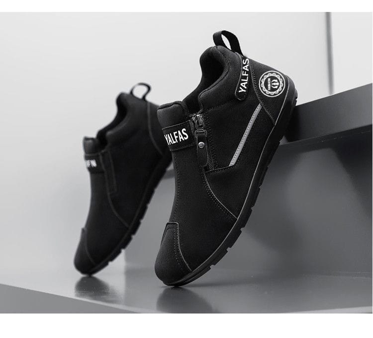 Herren-Casual-Sneaker aus schwarzem Wildleder zum Hineinschlüpfen mit Reißverschluss und dezenten silbernen Akzenten an der Seite.
