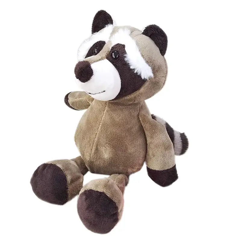 Adorable mapache de peluche relleno marrón y negro, con pelo suave, marcas faciales blancas y una expresión amable, incluido en una colección de juguetes blandos de león, elefante y tigre.