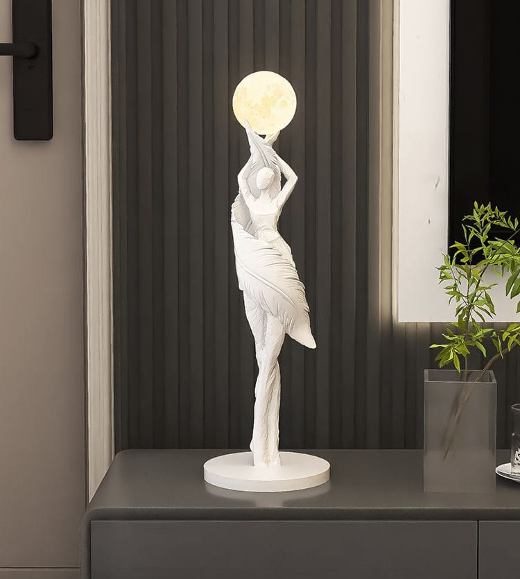 Figurine de danseuse en résine blanche 12x12x40 cm tenant une sphère lumineuse sur une base circulaire, conçue pour une décoration intérieure moderne avec des effets d'exposition