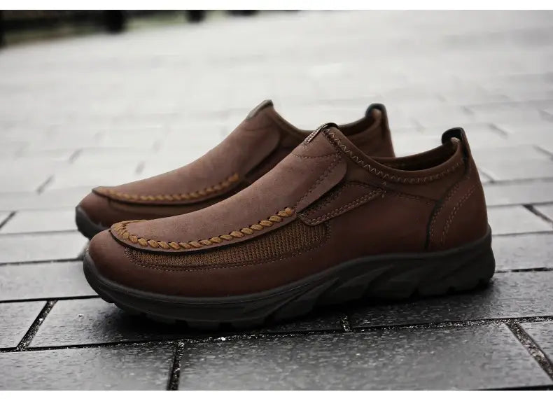Mocassins homme décontractés en cuir à enfiler en marron, avec un accent tressé le long du bout et des panneaux latéraux, avec une semelle en caoutchouc robuste.
