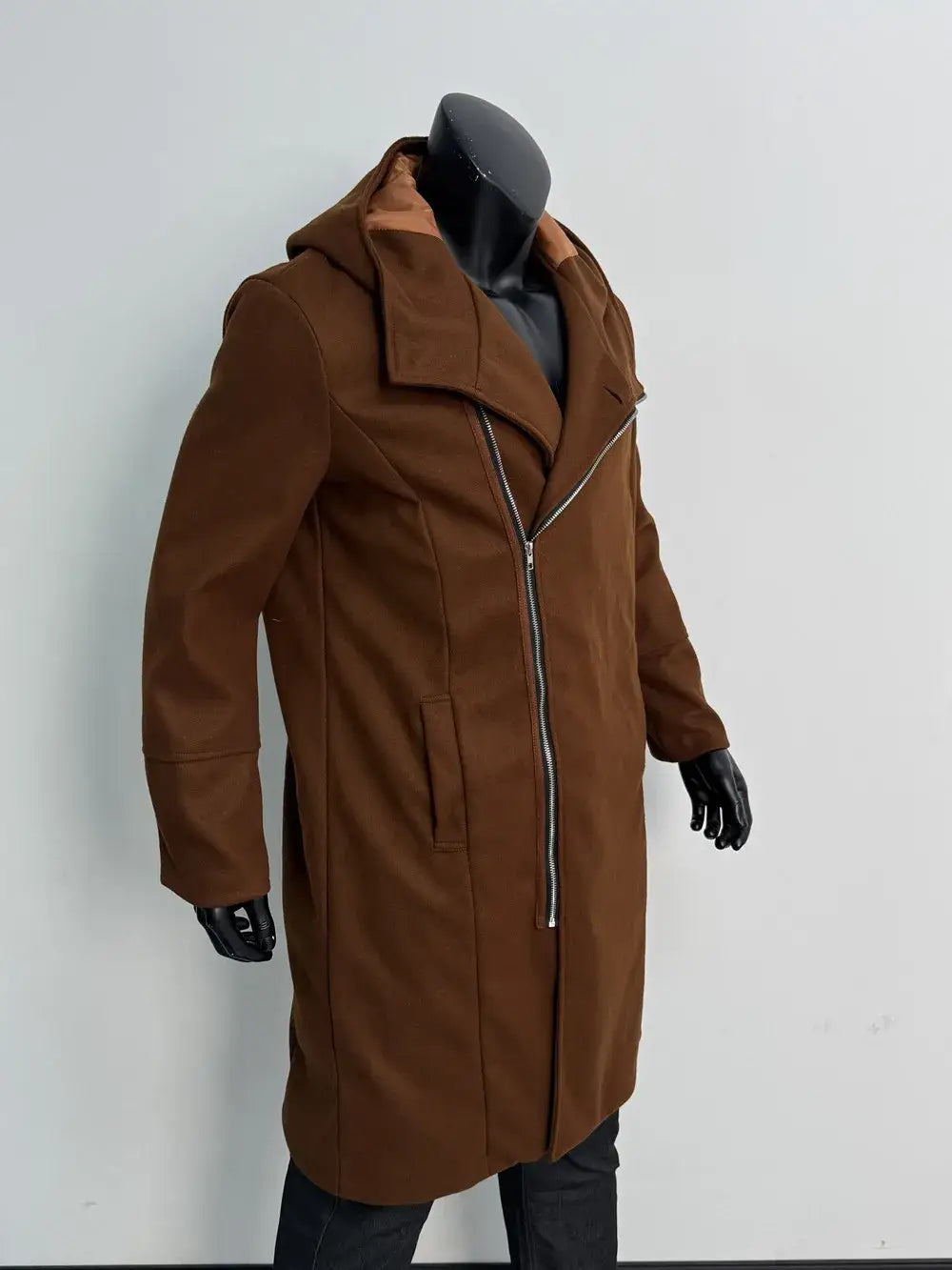 Abrigo tipo gabardina con capucha de lana marrón para hombre, con cierre frontal mediante cremallera y forro color ante a contraste, diseñado para la moda urbana Y2k.