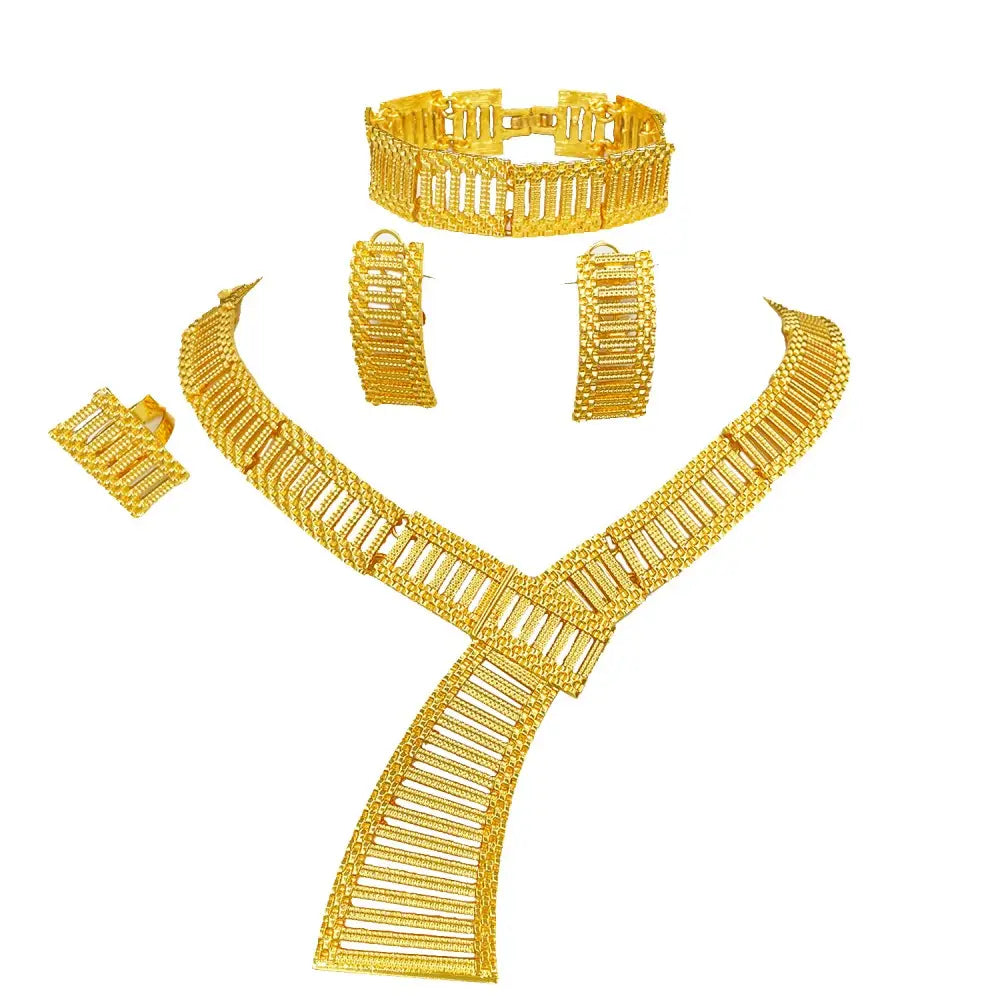 ensemble de bijoux africains de luxe plaqué or, composé d’un collier en maille tissée dorée finement travaillée, avec des boucles d’oreilles, un bracelet et une bague assortis.