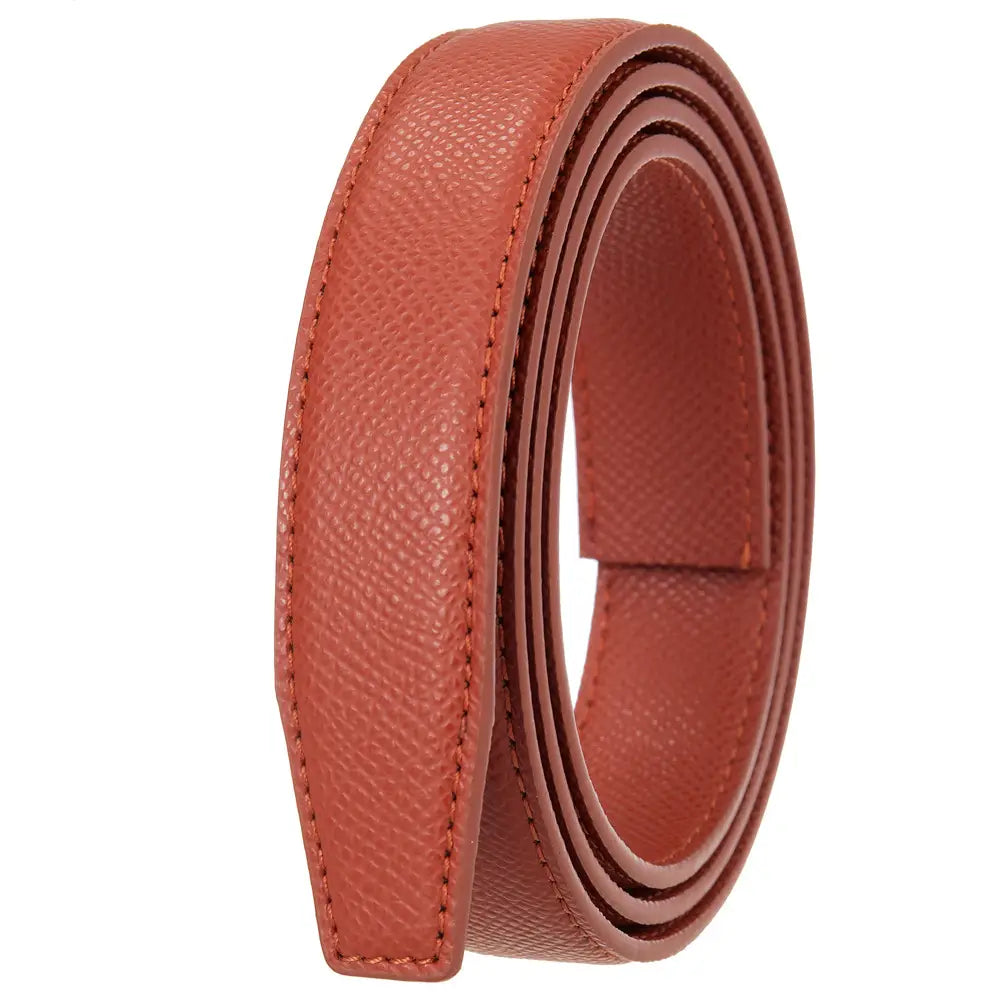 Une sangle de ceinture en cuir pour femmes couleur rouille torsadée, avec boucle automatique, passe-partie fine, surface texturée et couture précise le long des bords.