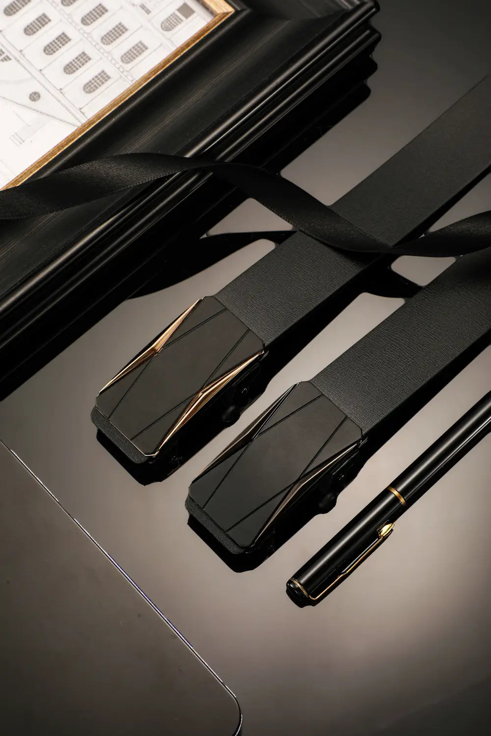 Ceinture automatique pour homme en cuir synthétique (PU) noir mat, avec une boucle géométrique élégante et des accents ton sur ton doré.