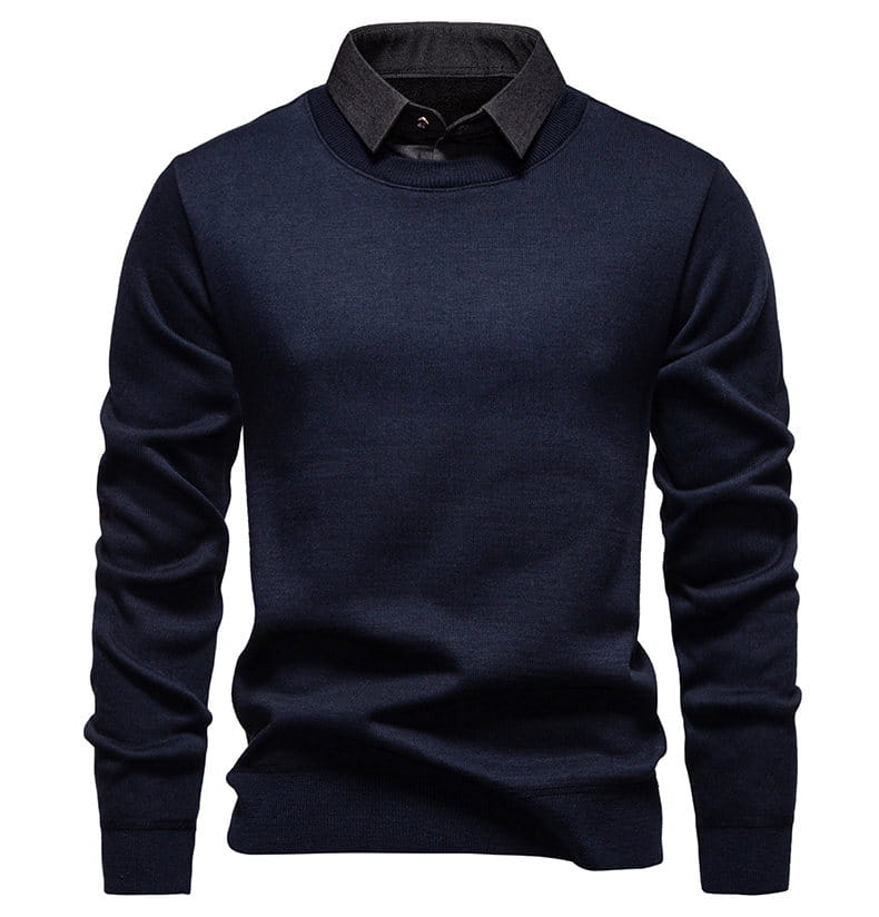 Herren-Pullover mit Stehkragen und Strickjersey-Polo-Optik in Dunkel-Navy-Blau mit kontrastierendem schwarzem Hemdkragen aus Strickstoff.