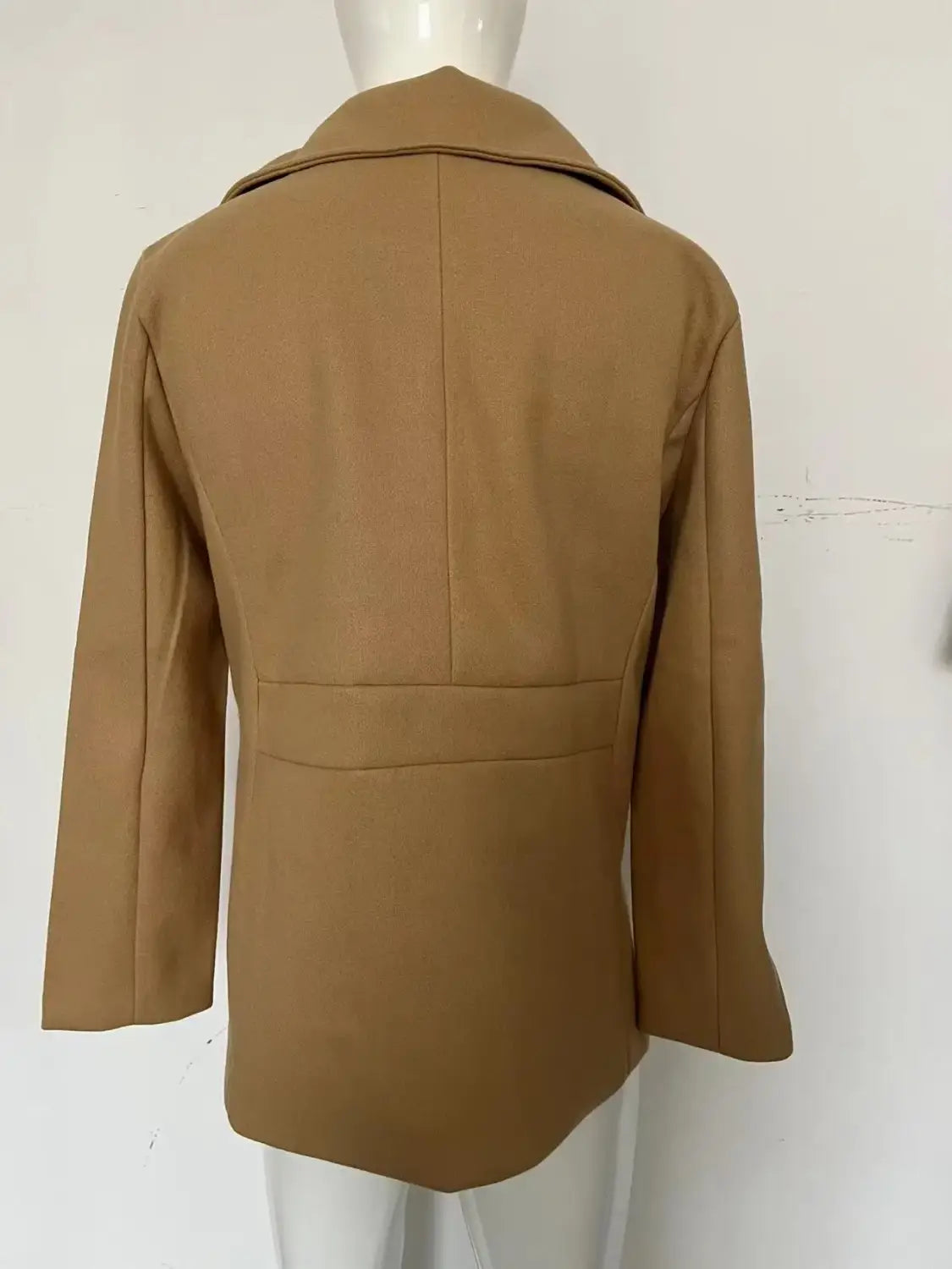 Abrigo largo tipo peacoat de lana para hombre con doble botonadura y chaqueta de invierno, en lana color camel, con cuello estructurado y detalles de costura frontal.