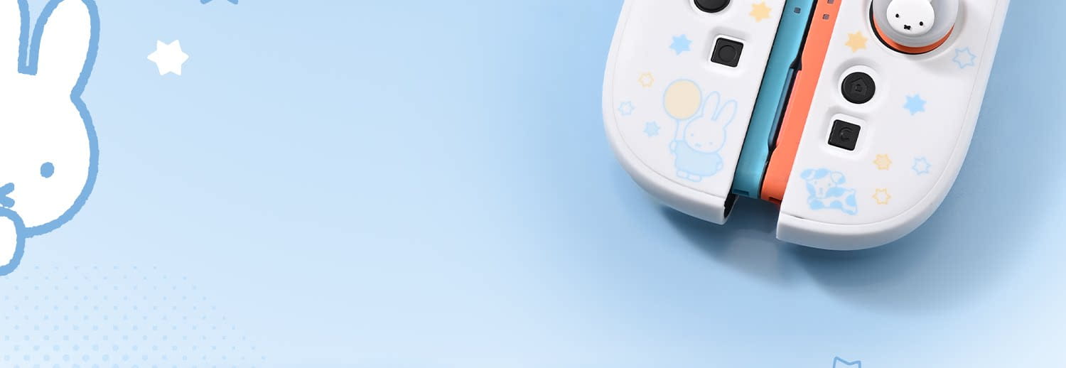 Controladores Joy-Con blancos para Nintendo Switch con acentos en azul pastel y naranja, con diseño temático de Miffy, mostrados junto con el protector de pantalla de vidrio templado para Miffy Switch en el producto.