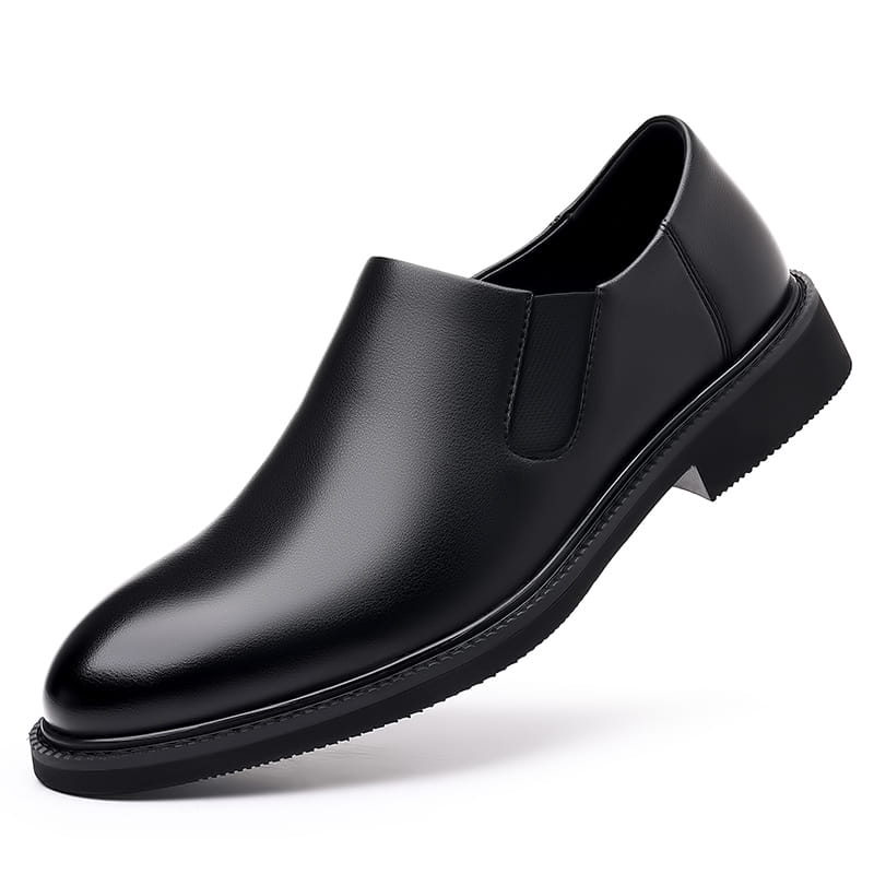 Chaussure habillée à enfiler pour hommes en cuir noir, avec finition polie et élégante et semelle en caoutchouc à profil bas.