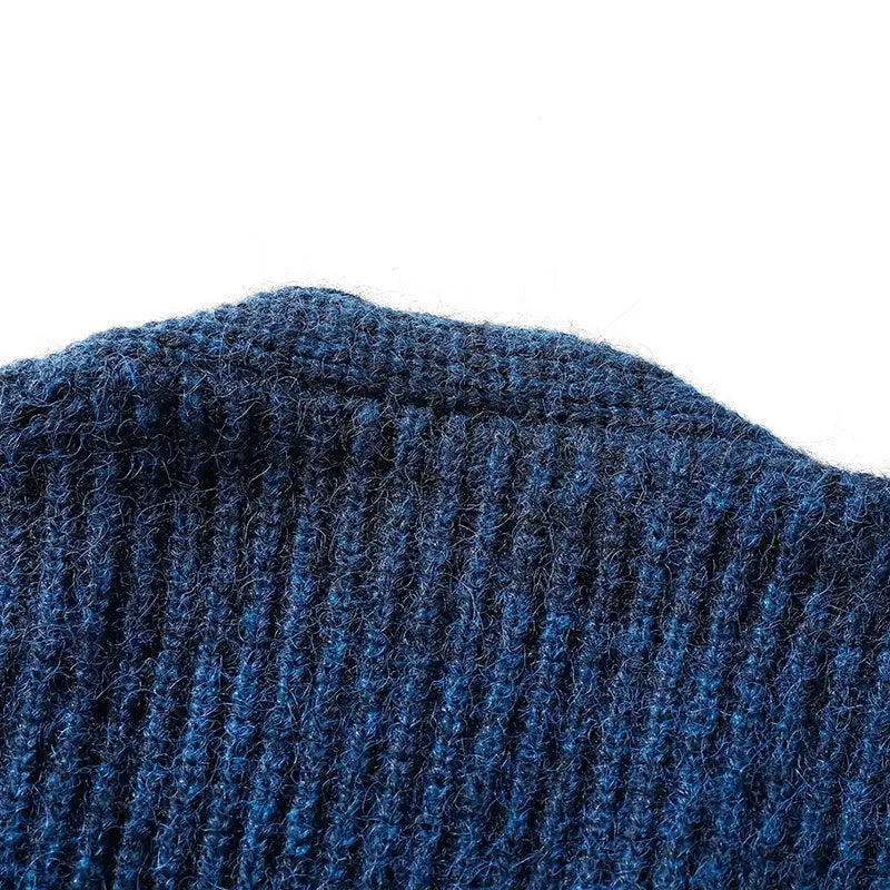 Kragen aus weichem, strukturiertem Wollmischstrick für den Herren-V-Ausschnitt-Strickcardigan in tiefem Blau, gerippt.
