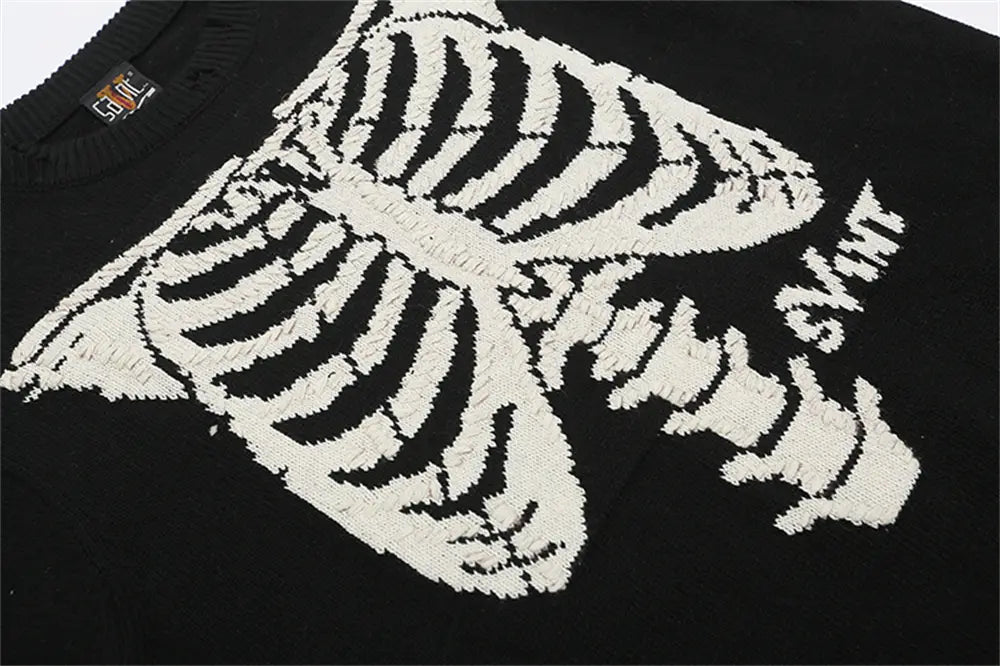 合わせやすい白い肋骨のデザインを施し、同色の白い糸で「say」の文字を刺繍したブラックのオーバーサイズニットセーター。