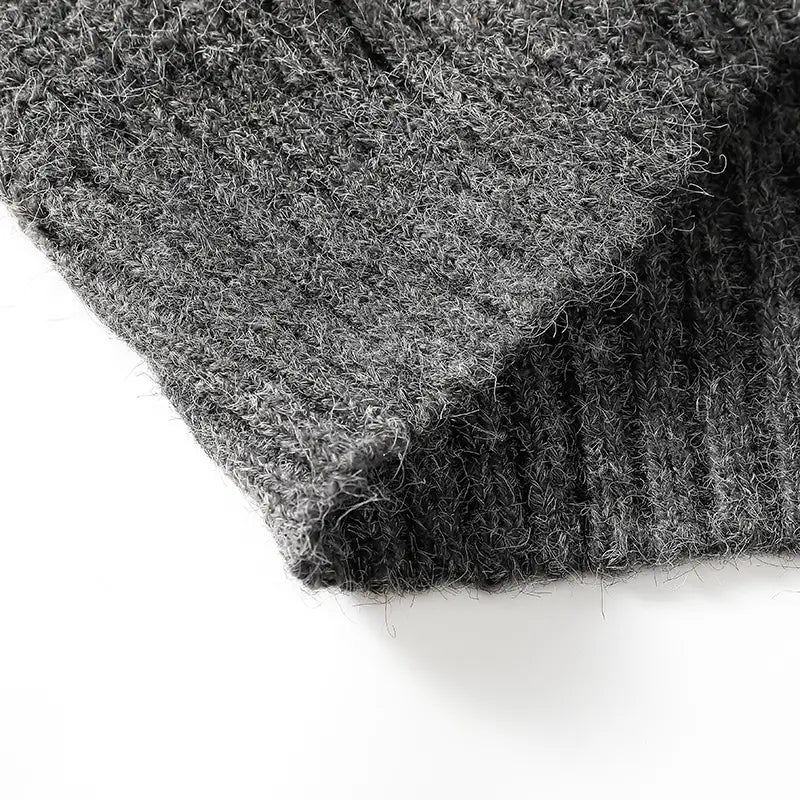 Herren-V-Ausschnitt-Strickcardigan in gemütlichem dunkelgrauem, strukturiertem Strick mit weichem, flauschigem Finish.