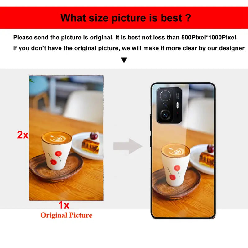 Maßgeschneiderte Handyhülle für iPhone mit individuell gestalteter Glasabdeckung, die eine weiße Keramiktasse mit roten Kirschaufklebern und einem Latte-Art-Design auf einer Holzuntertasse zeigt.