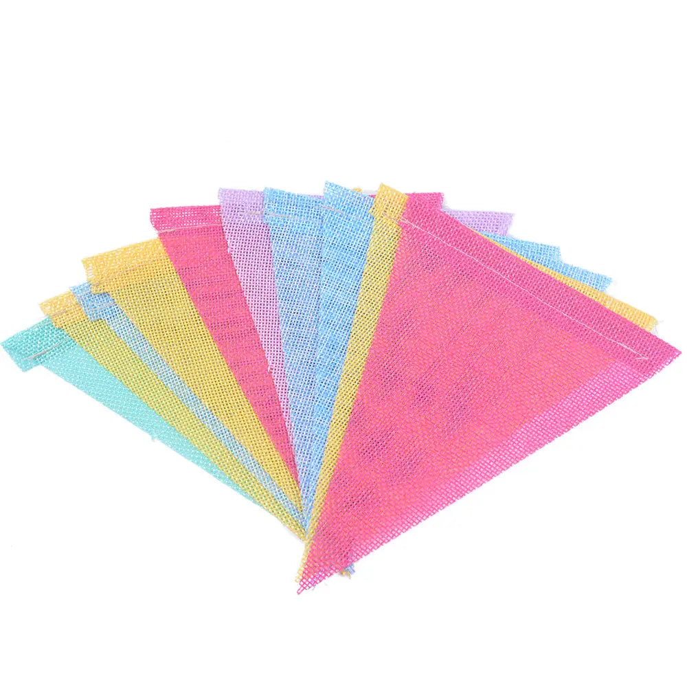Décoration de guirlande de fête en feutrine pastel, présentant des fanions triangulaires aux couleurs pastel, réalisés dans un matériau tissé en maille.