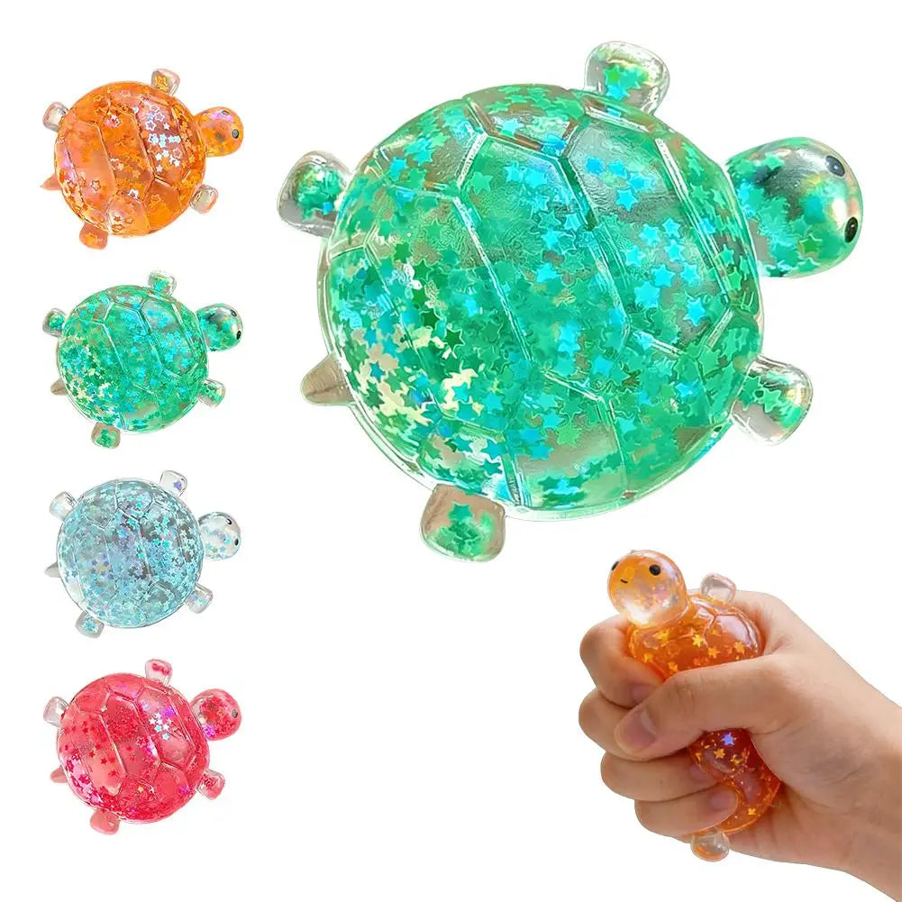 Ein durchscheinender grüner Schildkröten-Spielzeug, geformtes Fidget-Spielzeug-Stressball, gefüllt mit funkelndem türkisfarbenem Stern-Konfetti, für weiches Knautschen zur Stresslinderung