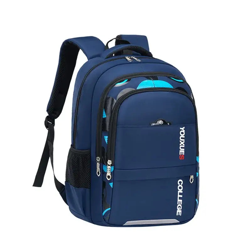 Wasserdichter Schulrucksack für Jungen in Navyblau mit Akzenten in Petrol und Schwarz, mit seitlicher Netztasche und Reißverschlüssen entlang der Vorderseiten.