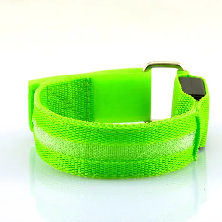 Collar para perro de tela tejida verde neón brillante con tira reflectante y hebilla metálica, diseñado para el uso de brazalete de seguridad LED recargable por USB para correr.