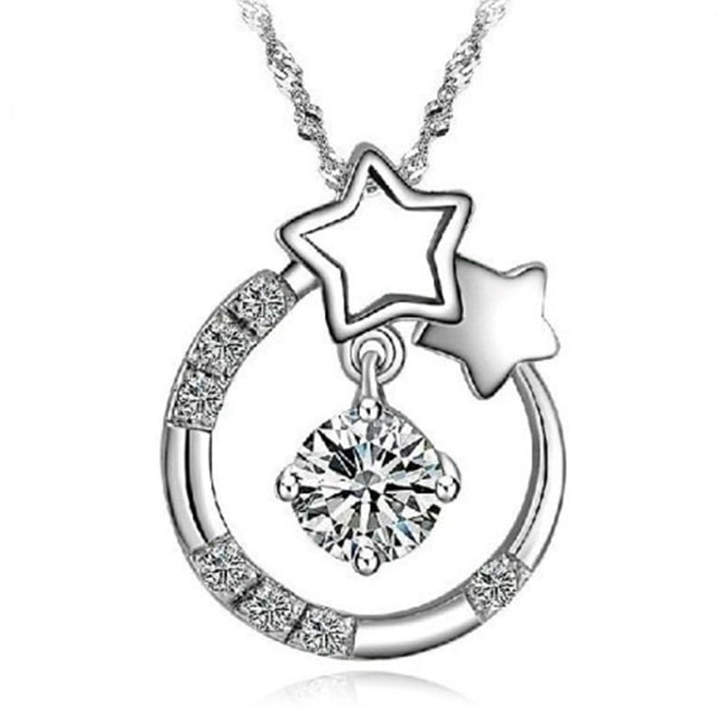 Collier pendentif en zircon plaqué argent sterling pour femmes, orné d’une étoile en argent et d’un motif circulaire de diamants, rehaussé de pierres scintillantes.