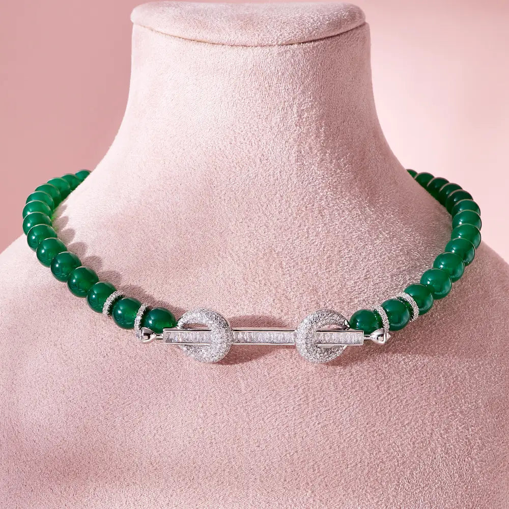 Collar tipo choker de jade verde esmeralda con cuentas, con circonita cúbica y broche de plata engastado con diamantes.