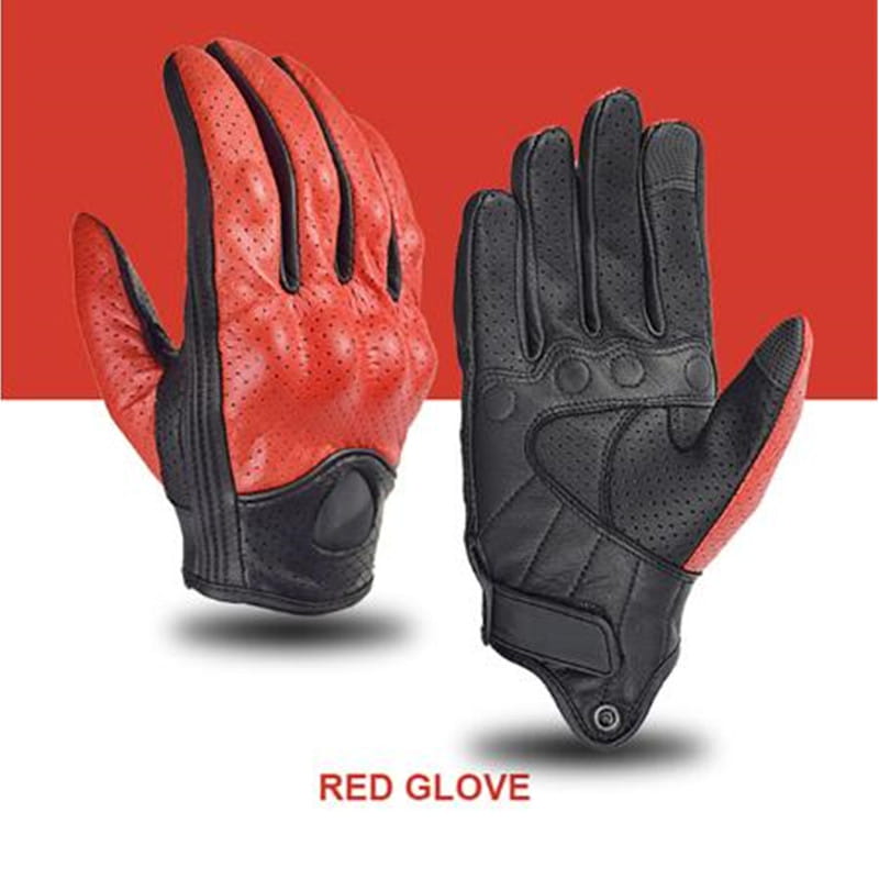 Guantes de motocicleta de cuero perforado rojo y negro con protección de nudillos de carbono mostrados desde el lado posterior, con un diseño deportivo y elegante para equipamiento de conducción.