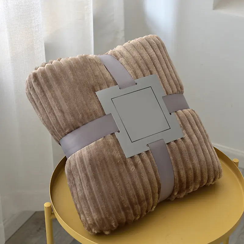 Beige Corduroy-Fleecedecke 100x150 cm mit plüschiger Textur und gerippten vertikalen Streifen, umwickelt mit einem grauen Satinschalband, für weiche Bett- und Sofa-Nutzung.