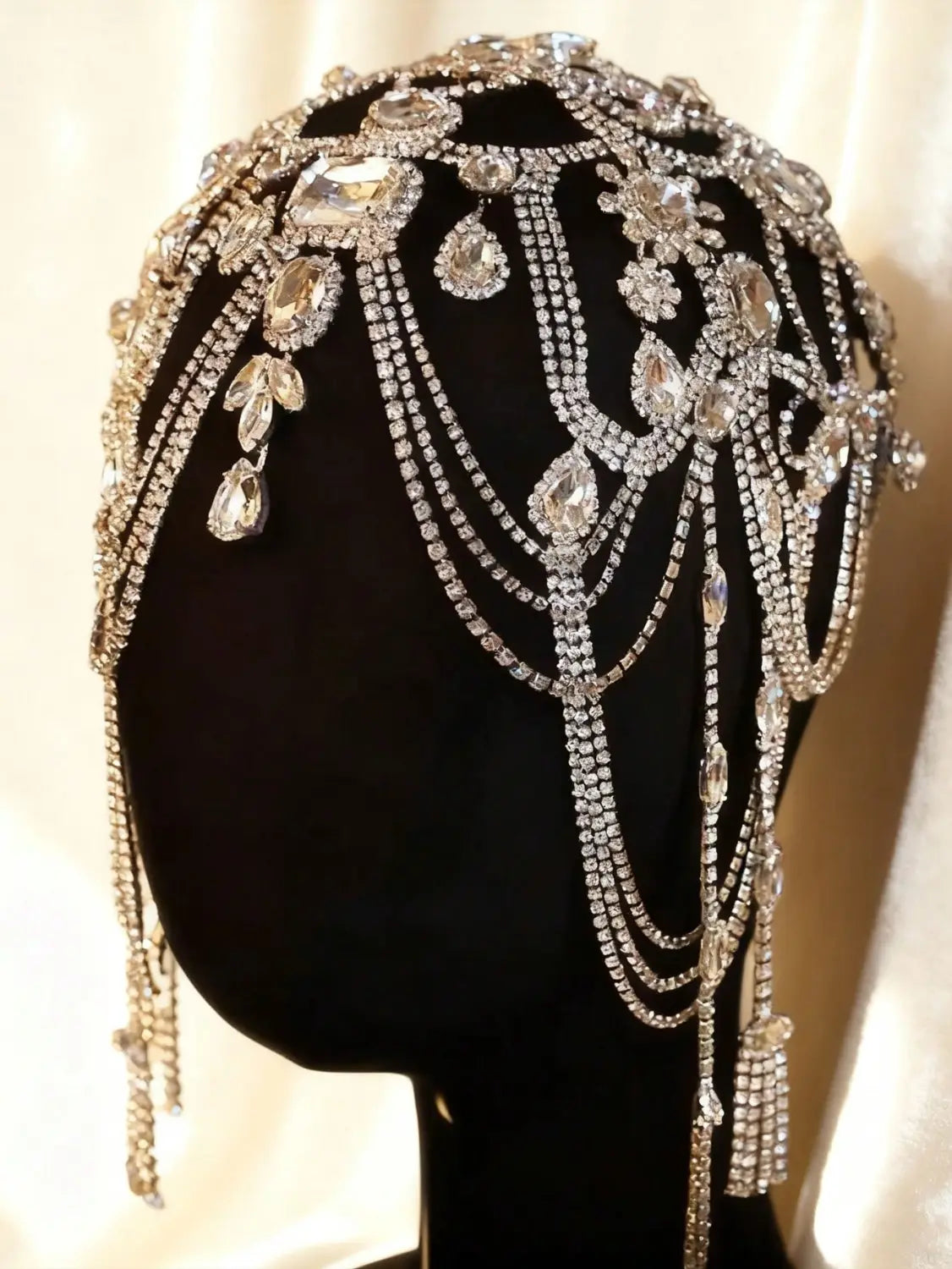 Ein atemberaubendes silbernes Braut-Kristall-Headpiece und Strass-Kropfband-Set mit herabfallenden Strähnen aus Strasssteinen, tropfenförmigen Schmucksteinen, kunstvollen floralen Motiven und baumelnden Quasten.