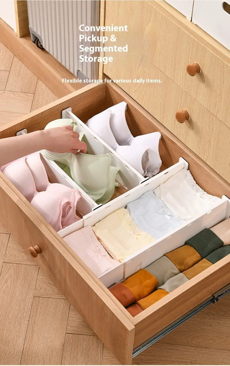 Organisateur de tiroir en plastique segmenté blanc avec une conception à combinaison libre, maintenant des soutiens-gorge et des vêtements pliés soigneusement rangés pour le rangement dans la garde-robe.