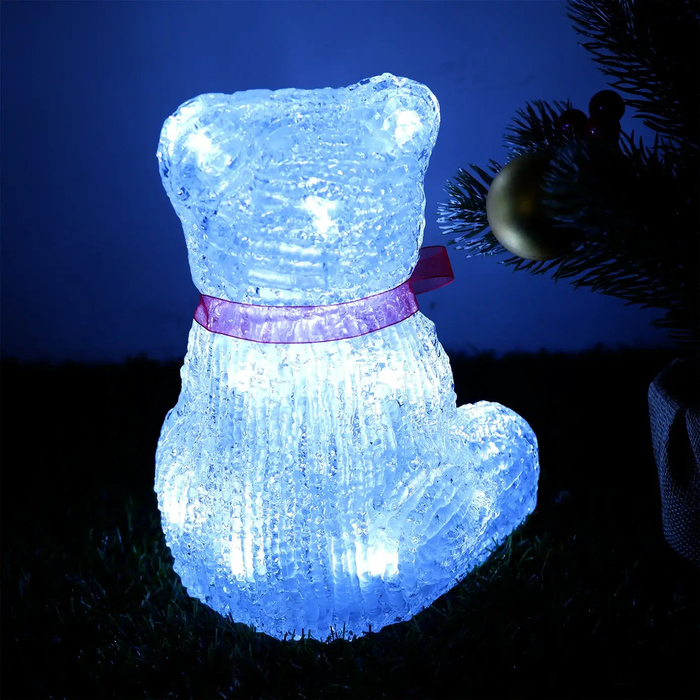 LED-Rentier-Weihnachtsornamentlicht in Form eines beleuchteten blauen Bären mit strukturiertem, durchscheinendem Material und einer lila Schleife um seinen Hals.