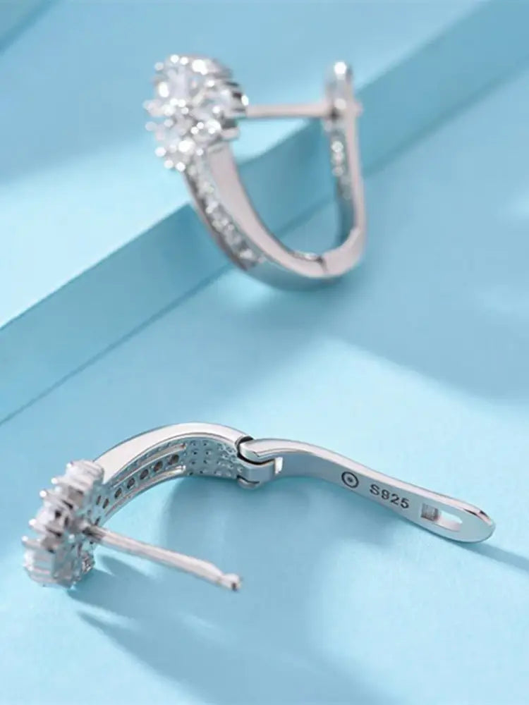 Pendientes de flores de circonio en plata de ley con estilo huggie plateado y diseño floral, adornados con piedras cúbicas de circonio claras.