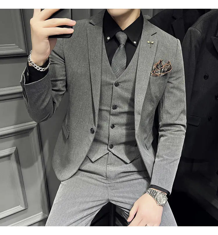 Ensemble de costume trois pièces slim fit pour homme gris, texturé, avec revers au motif discret, gilet et pantalon assortis, pochette de costume coordonnée et un type de fermeture pour 9 pantalons courts à la cheville.