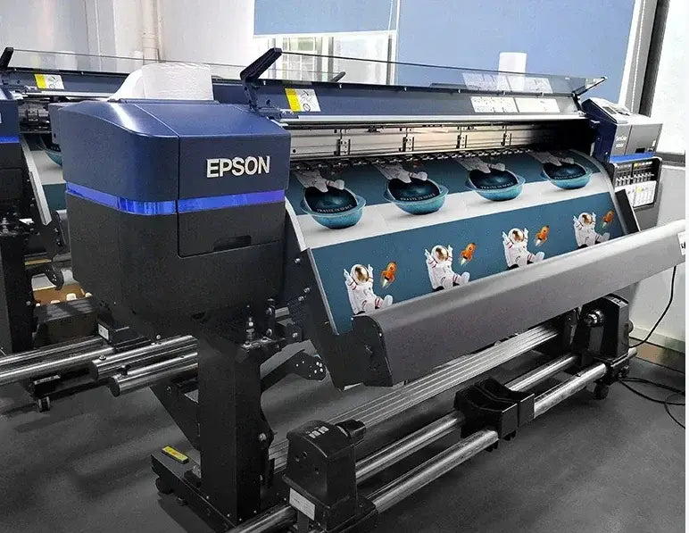 Impresora gran formato Epson con cuerpo azul y negro que imprime un diseño vibrante con temática de astronauta en rollos anchos de lienzo para pintura de lienzo de fantasmas góticos de Halloween.