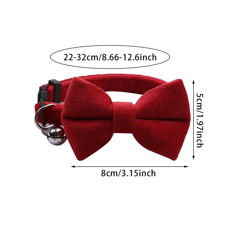 Ein rotes Samt-Schleifen-Fliege-Katzenhalsband mit einem silbernen Glöckchen, dargestellt in einem Samt-Schleifen-Katzenhalsband mit Glöckchen im 3er-Set.