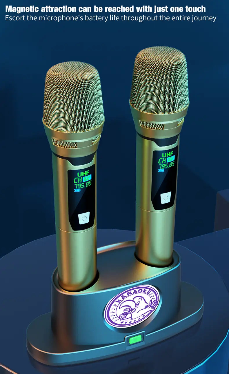 Microphones de karaoké sans fil de couleur or, avec grilles en maille et écrans numériques affichant les numéros de canal, reposant dans une station de charge double assortie