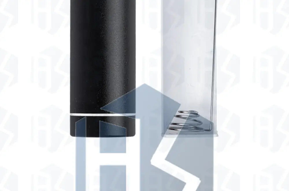 Schwarzer zylindrischer Stift mit matter Oberfläche und silbernem Zierstreifen am Sockel, zusammen abgebildet mit einem DIY-Metall-Powerbank-Baukastenset mit USB-Ladegerät-Eingang 5 V und Ausgangs-5-V-Funktionen.