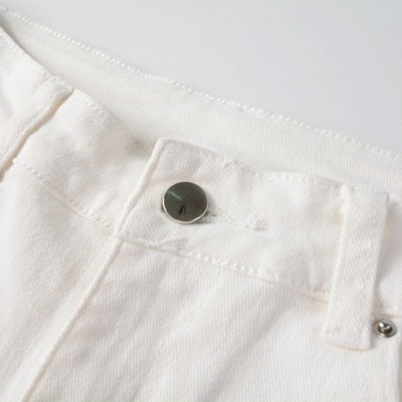 Jean pour homme en denim blanc délavé à coupe ajustée, rehaussé de strass, avec une fermeture à bouton ton argenté.