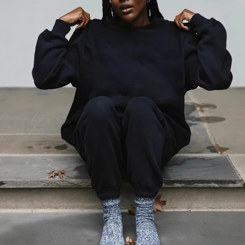 sweat-shirt col cheminée grande taille noir présentant une coupe ample oversize, des manches longues, confectionné dans un tissu doux pour un confort au quotidien