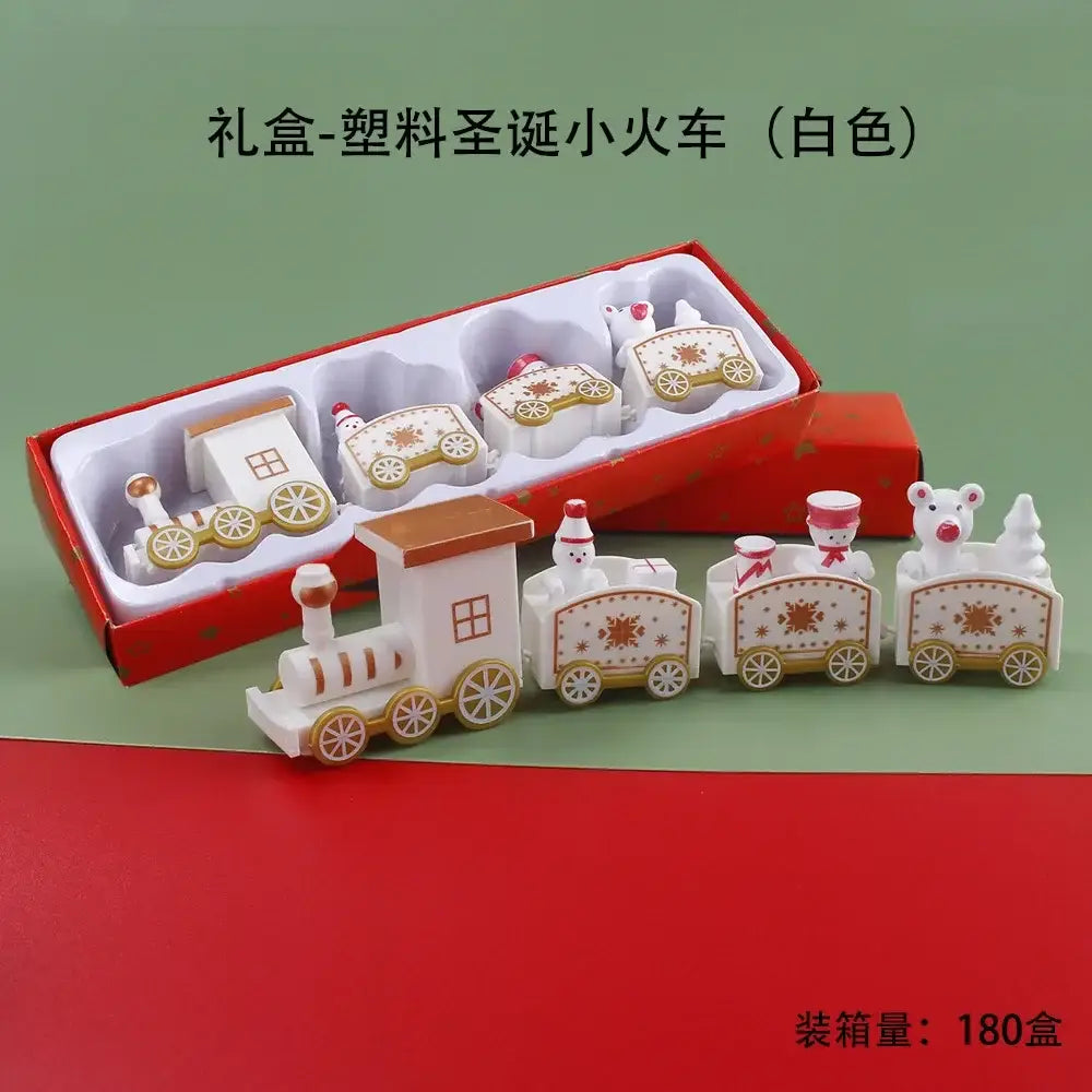 Décoration de table de fêtes de Noël en bois en forme de train, comportant un ensemble de train en plastique blanc avec des accents dorés et des figurines de bonhomme de neige sur chaque wagon.