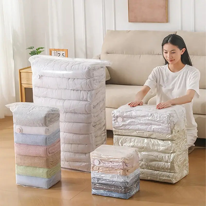 Durchsichtige Kunststoff-Vakuum-Aufbewahrungsbeutel für Kleidung und Quilts, gefüllt mit gefalteten Decken und Kleidungsstücken in Pastellfarben, einschließlich Weiß, Hellblau, Rosa, Beige, Grün und Grau, für eine effiziente Aufbewahrung von Kleidung und zur Organisation mit Aufbewahrungsbeuteln.
