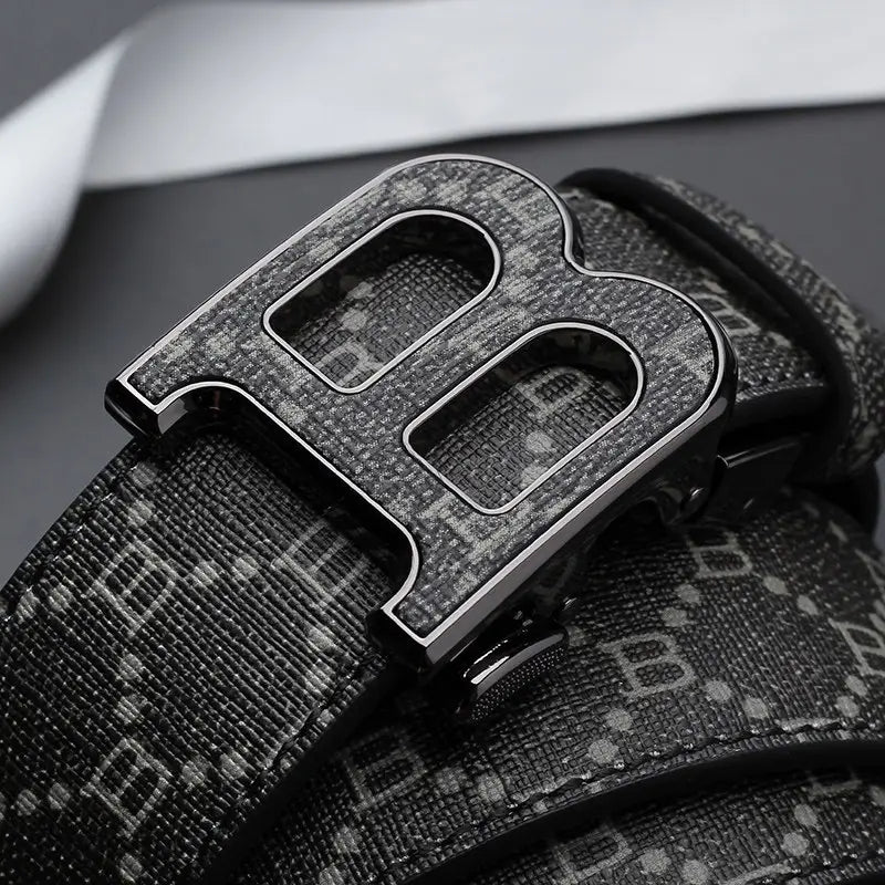 ceinture en cuir automatique pour homme de marque, noire, avec motif b répétitif texturé et une boucle métallique noire élégante façonnée comme la lettre b pour un usage décontracté de luxe