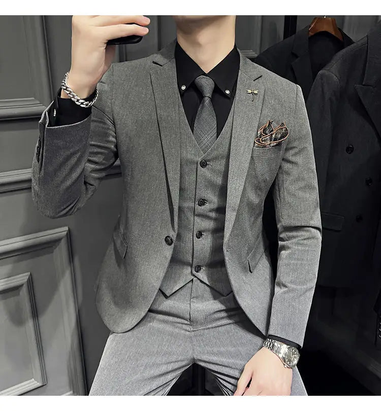 Ensemble de costume slim fit gris, avec un tissage type chevrons subtil, comprenant un gilet assorti et 9 pantalons courts à la cheville avec un type de fermeture par boutons.