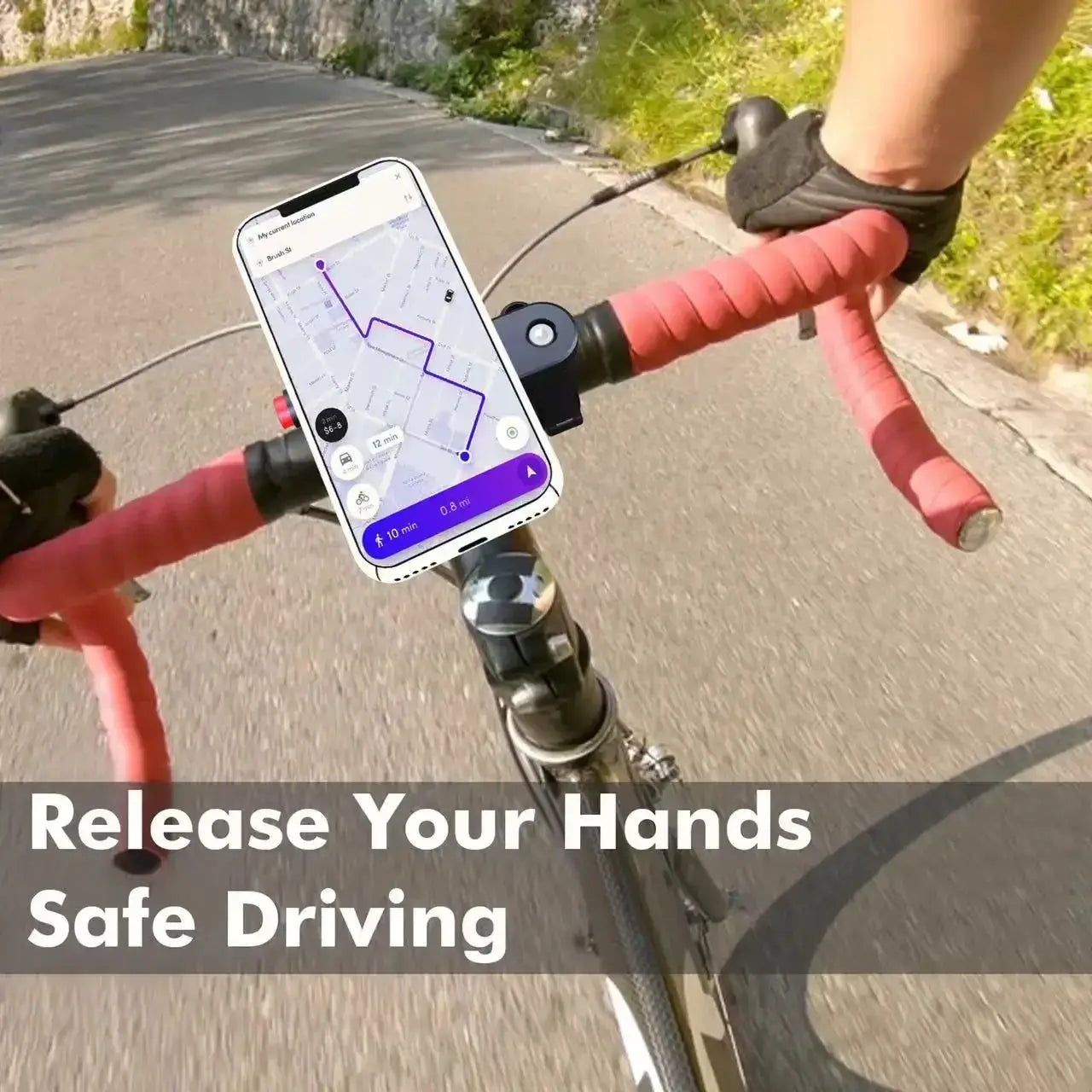 Teléfono inteligente blanco montado en un soporte para teléfono de bicicleta negro en el manillar, compatible con teléfonos inteligentes de 4,7 a 7,2 pulgadas y que muestra una aplicación de mapas.