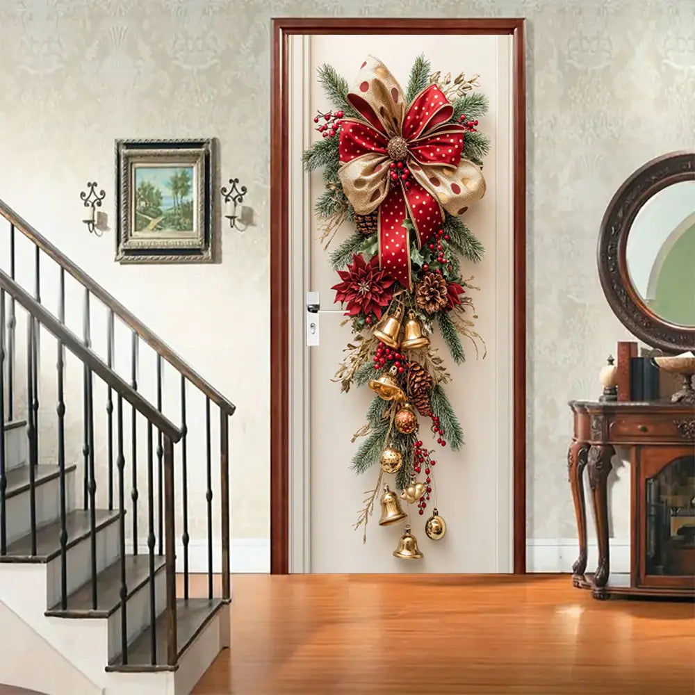 Una corona festiva para la puerta de Navidad roja y dorada con campanillas decoradas con ramas de pino, bayas y un gran lazo rojo con lunares.