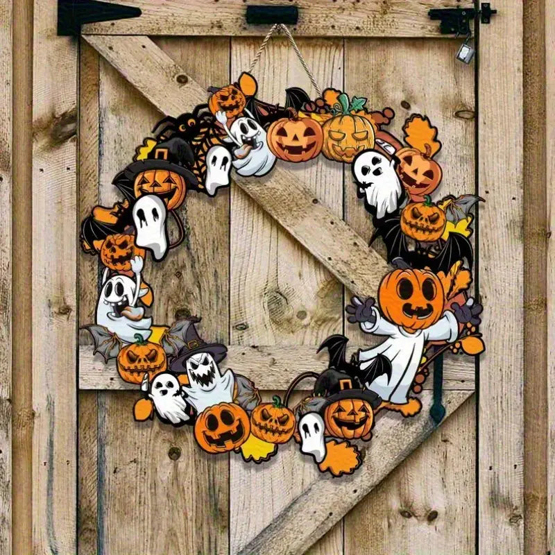 Une enseigne festive en bois pour citrouille d’Halloween et fantôme, suspendue, présente une couronne ornée de citrouilles, fantômes et sorcières en style dessin animé, dans des tons orange, blanc, noir et jaune.