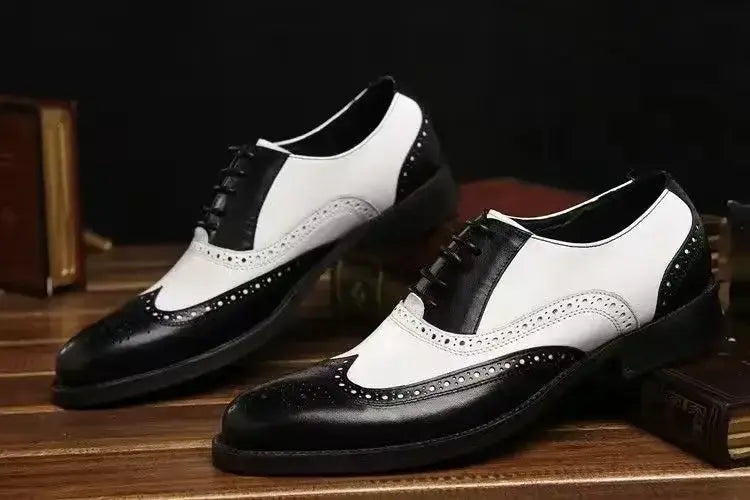 Zapatos de vestir Oxford tipo brogue bicolor para hombre en cuero negro y blanco con detalles perforados, diseñados para ocasiones formales.