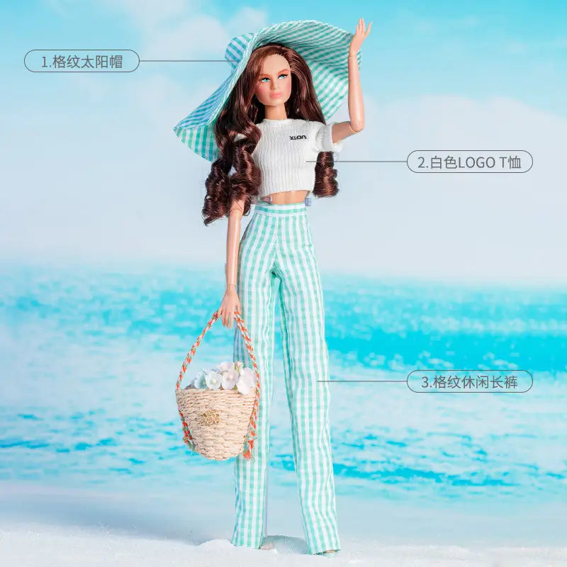 1／6スケールドール用ドレス小物アクセサリーとギフトセット。ワイドブリムのストライプ柄サンハット、白いロゴTシャツ、グリーンとホワイトのチェック柄パンツを着用し、織りかごを持つバービー人形。