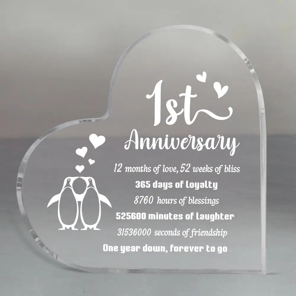 Garde-souvenir en acrylique transparent en forme de cœur avec texte blanc gravé et illustration de pingouin, célébrant un anniversaire d’un an pour une plaque acrylique de pingouin.