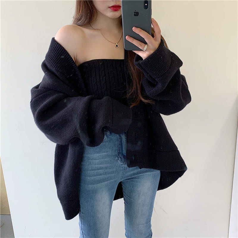 schwarze Strickjacke mit Carmen-Ausschnitt, lockeren übergroßen Ärmeln und geripptem Saum aus dem stilvollen Retro-Wickelbrust-Strick-Set aus zwei Teilen