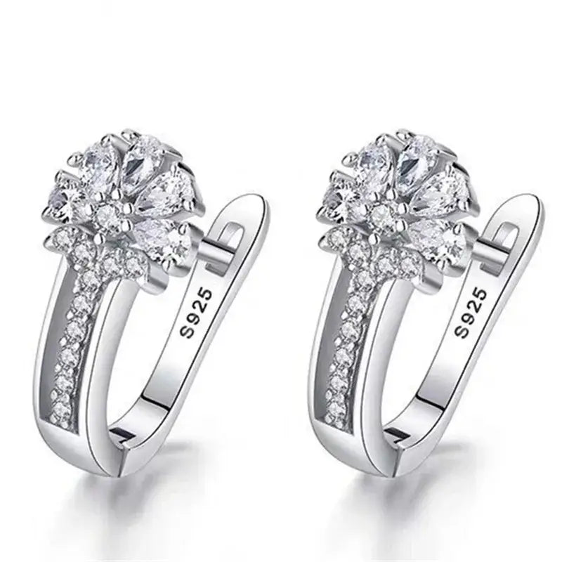 Pendientes de flores de circonio en plata de ley con aros con forma de flor plateada y piedras cúbicas de circonio claras engastadas en un delicado diseño tipo pavé.