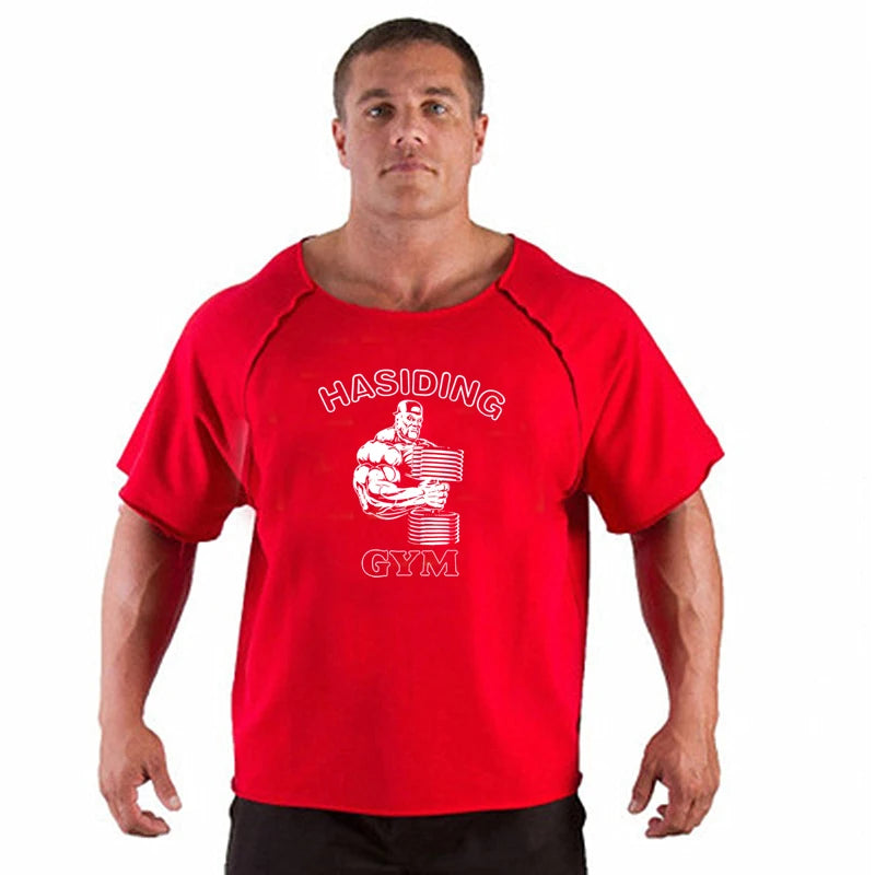 Camiseta de algodón para hombre de manga corta roja con un gráfico blanco de hasidic gym con una figura musculosa que sostiene placas de peso, diseñada para el entrenamiento.