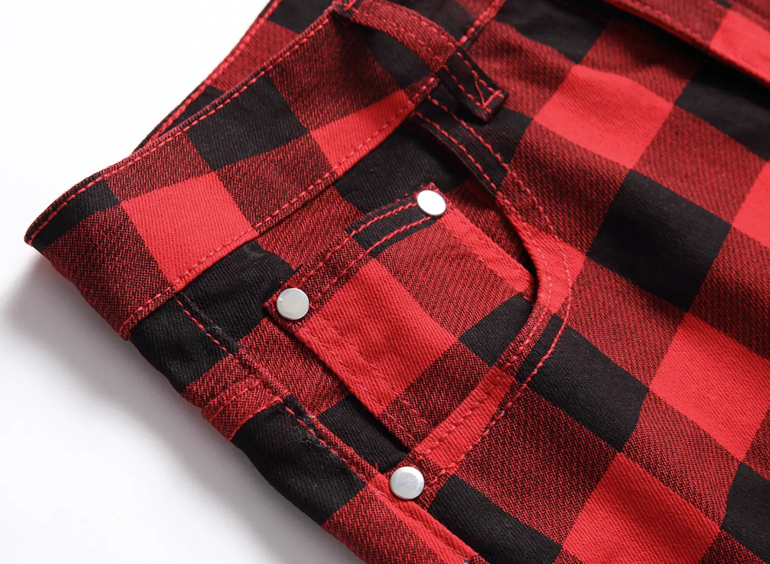 Les jeans en denim rouges à carreaux, coupe slim ajustée, présentent des shorts en denim à carreaux coton rouge et noir avec des fermetures à boutons argentés.